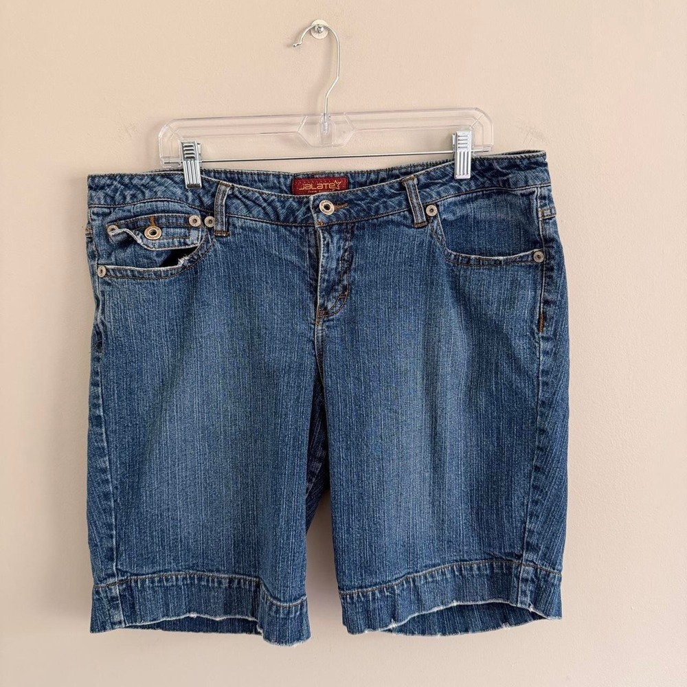 Y2K MEDIUM WASH JALATE JEAN BERMUDA SHORTS
